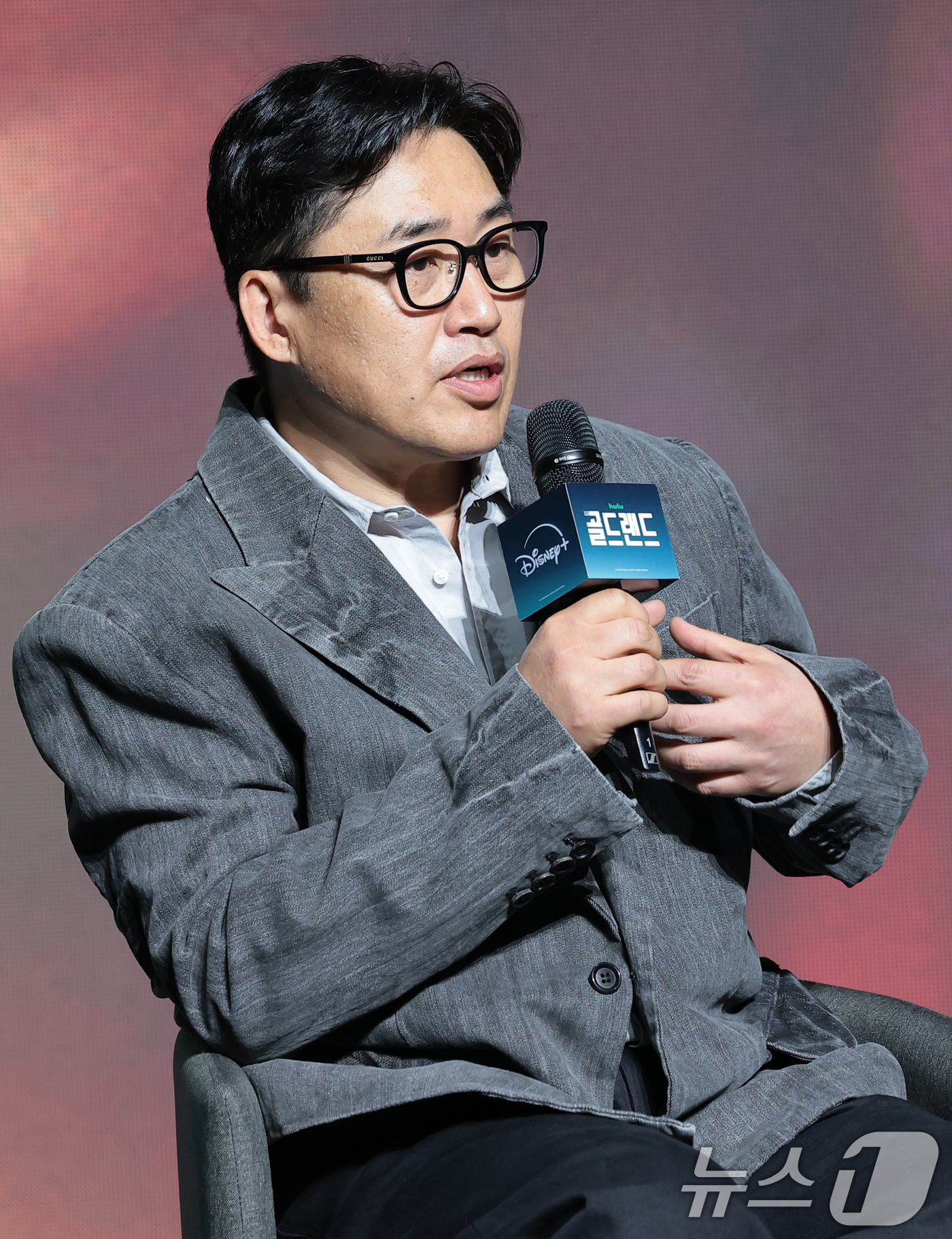(서울=뉴스1) 권현진 기자 = 김성훈 감독이 27일 오전 서울 영등포구 콘래드 서울 호텔에서 디즈니+ 오리지널 시리즈 ‘골드랜드’(극본 황조윤) 제작발표회에서 취재진 질문에 답하 …
