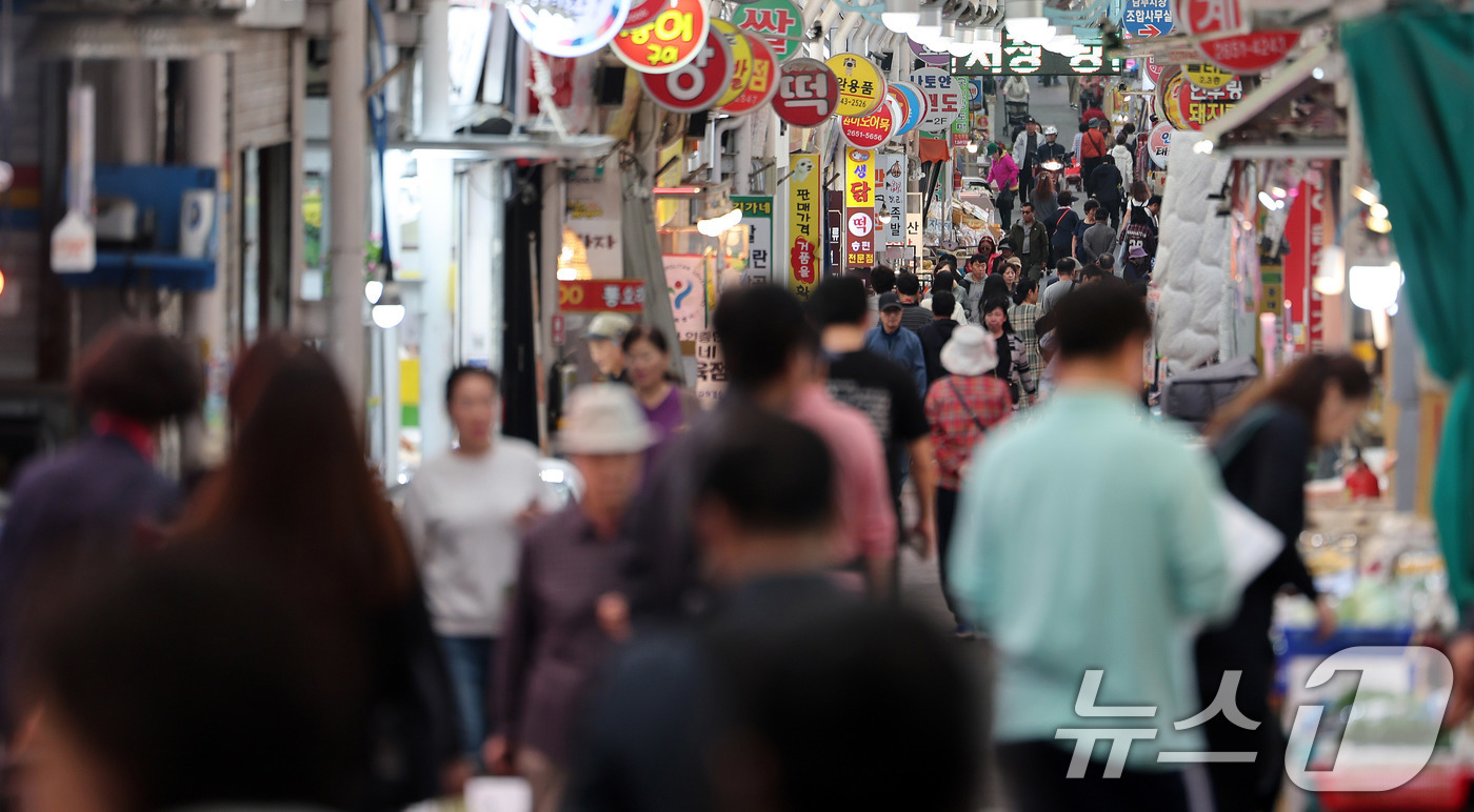 (서울=뉴스1) 박지혜 기자 = 고유가 피해지원금 1차 지급이 시작된 27일 서울 강서구 남부골목시장이 시민들로 북적이고 있다. 2026.4.27/뉴스1