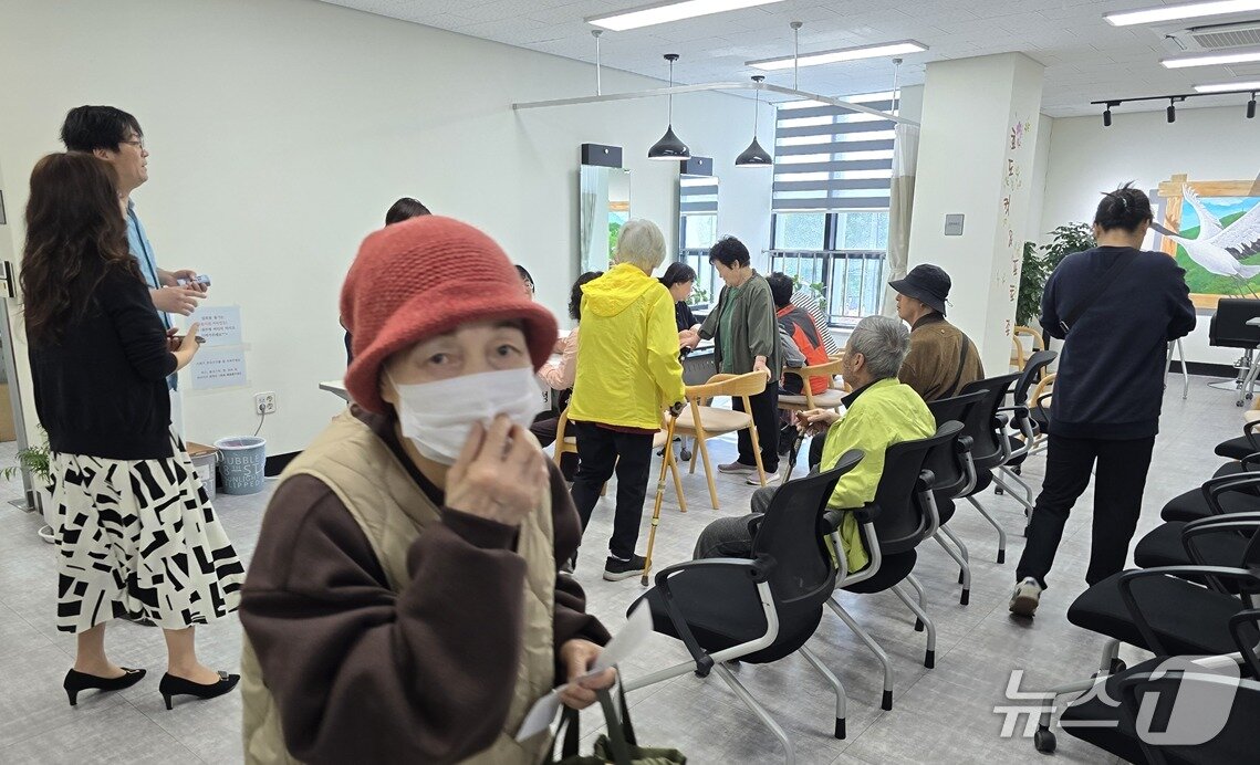 본문 이미지 - 계양2동행정복지센터에 신청자들이 몰려왔다. / 뉴스1 ⓒ News1 유준상 기자