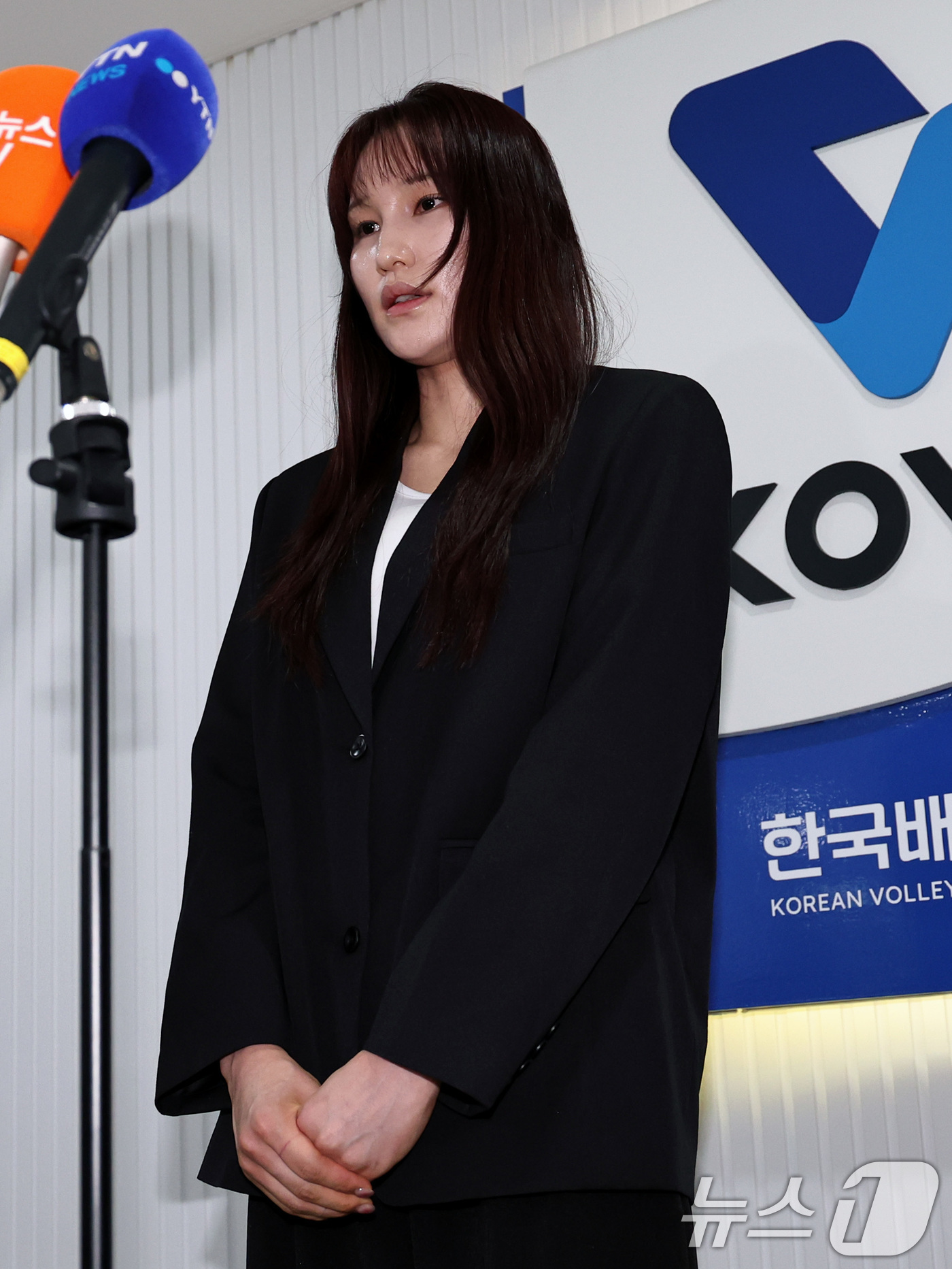 (서울=뉴스1) 구윤성 기자 = 술을 마시고 운전대를 잡은 배구선수 안혜진이 27일 오전 서울 마포구 한국배구연맹(KOVO)에서 열린 상벌위원회에서 소명을 마친 뒤 사과 발언을 하 …