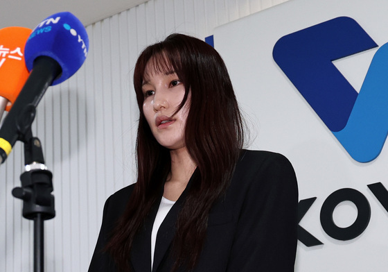 두 손 모은 안혜진