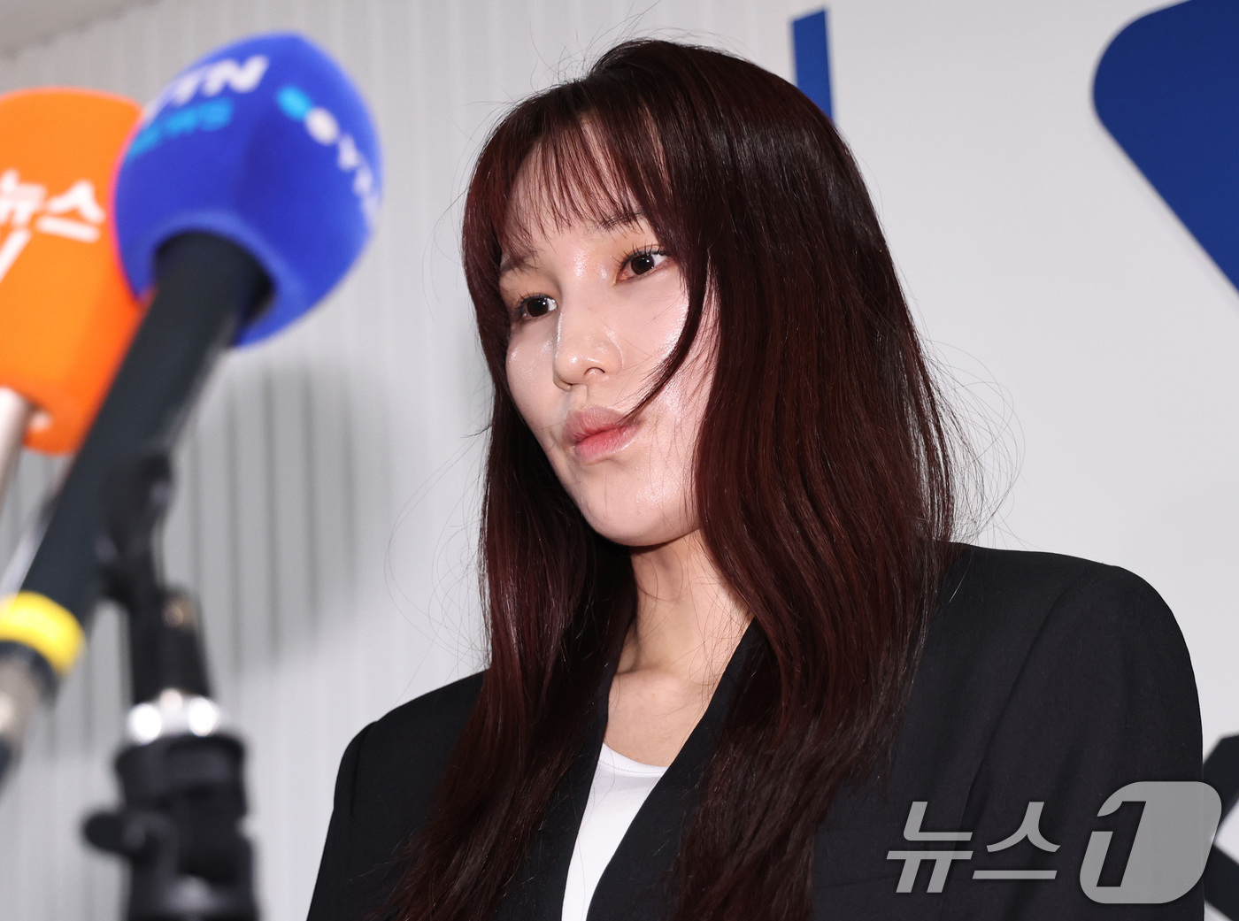 (서울=뉴스1) 구윤성 기자 = 술을 마시고 운전대를 잡은 배구선수 안혜진이 27일 오전 서울 마포구 한국배구연맹(KOVO)에서 열린 상벌위원회에서 소명을 마친 뒤 사과 발언을 하 …