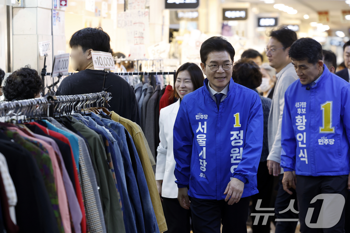 (서울=뉴스1) 박정호 기자 = 정원오 더불어민주당 서울시장 후보가 27일 오전 서울시 서초구 신반포로 서울고속버스터미널 지하상가에서 열린 '서초 하나씩 착착!'에서 상인 및 시민 …