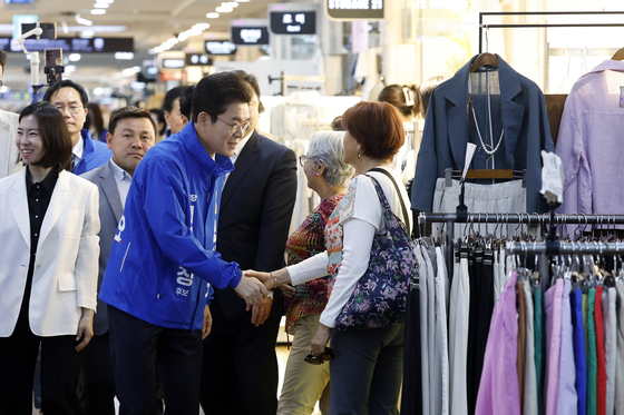 시민들과 인사 나누는 정원오 후보