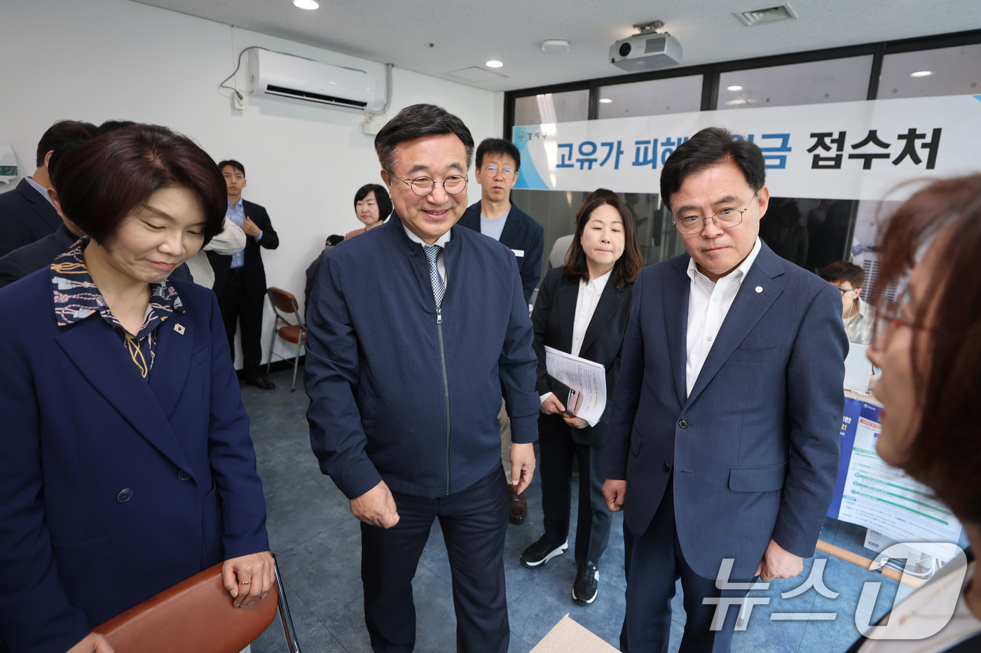 (서울=뉴스1) 박지혜 기자 = 고유가 피해지원금 1차 지급이 시작된 27일 윤호중 행정안전부 장관이 서울 강서구 화곡4동 주민센터에 마련된 지원금 접수처를 찾아 직원에게 설명을 …