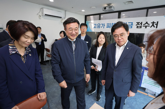 고유가 지원금 1차 지급 현장점검 나선 윤호중 장관