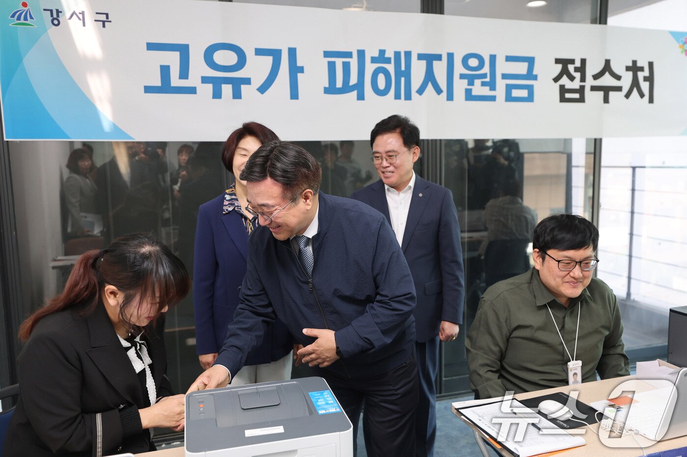 본문 이미지 - 고유가 피해지원금 1차 지급이 시작된 27일 윤호중 행정안전부 장관이 서울 강서구 화곡4동 주민센터에 마련된 지원금 접수처를 찾아 직원들과 인사를 나누고 있다. (공동취재) 2026.4.27 ⓒ 뉴스1 박지혜 기자