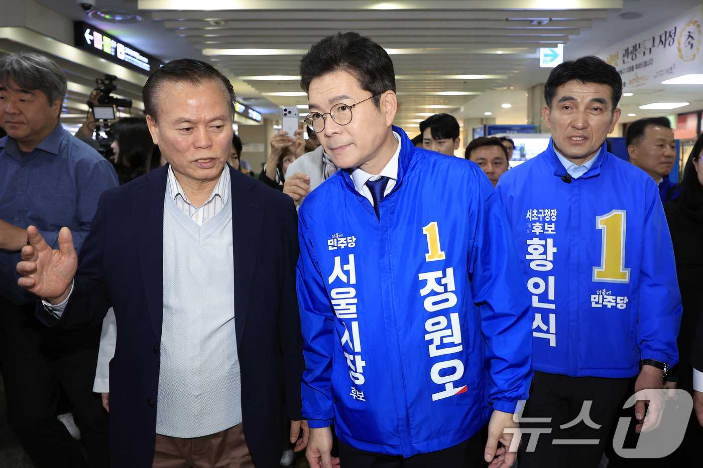 (서울=뉴스1) 박정호 기자 = 정원오 더불어민주당 서울시장 후보가 27일 오전 서울시 서초구 신반포로 서울고속버스터미널 지하상가에서 열린 '서초 하나씩 착착!'에서 정귀연 고투몰 …