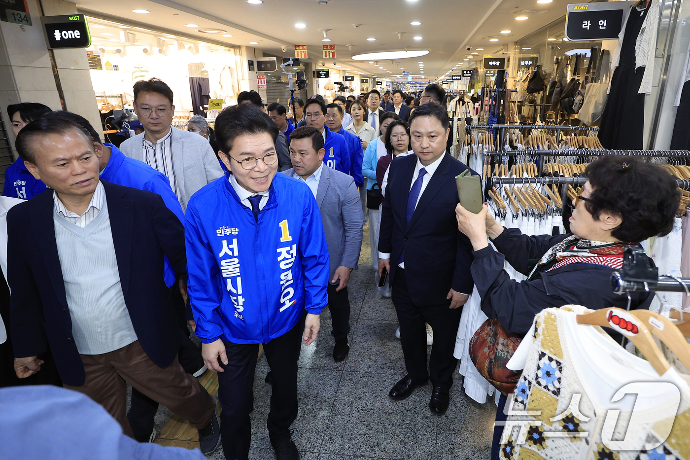 (서울=뉴스1) 박정호 기자 = 정원오 더불어민주당 서울시장 후보가 27일 오전 서울시 서초구 신반포로 서울고속버스터미널 지하상가에서 열린 '서초 하나씩 착착!'에서 상인 및 시민 …