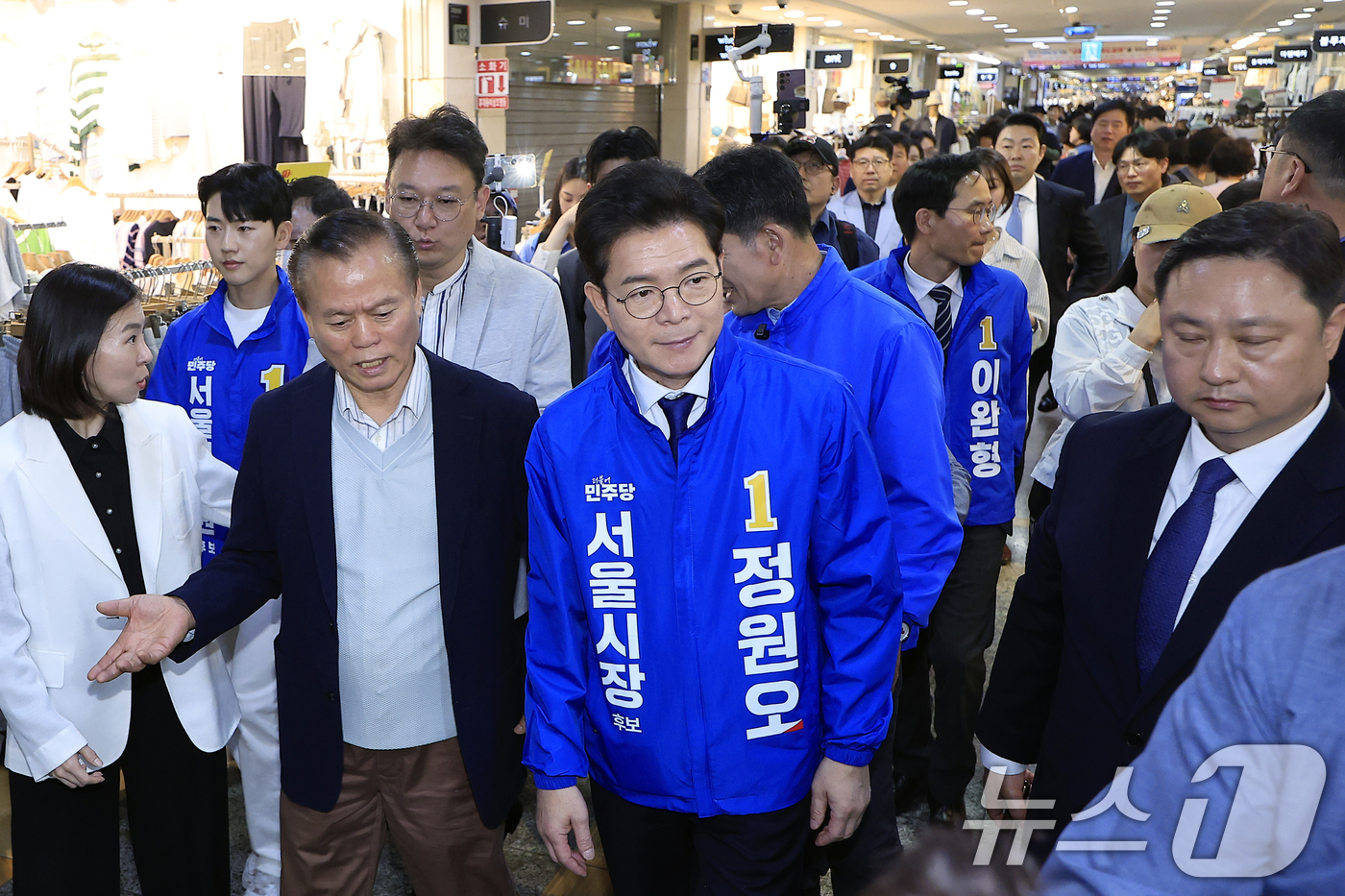 (서울=뉴스1) 박정호 기자 = 정원오 더불어민주당 서울시장 후보가 27일 오전 서울시 서초구 신반포로 서울고속버스터미널 지하상가에서 열린 '서초 하나씩 착착!'에서 정귀연 고투몰 …