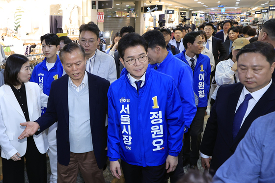 고속터미널 지하상가 둘러보는 정원오 후보