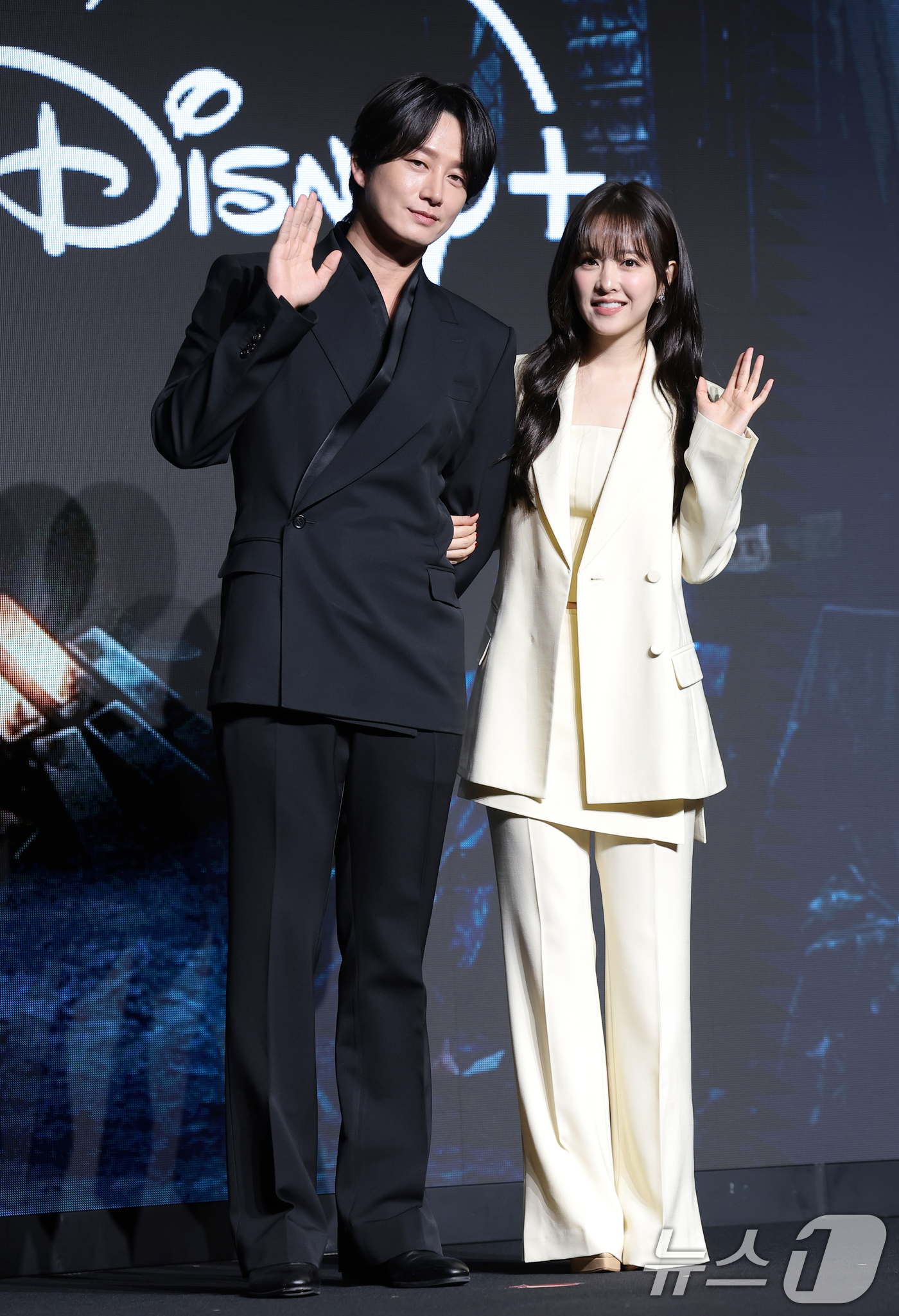 (서울=뉴스1) 권현진 기자 = 배우 이현욱과 박보영(오른쪽)이 27일 오전 서울 영등포구 콘래드 서울 호텔에서 디즈니+ 오리지널 시리즈 ‘골드랜드’(극본 황조윤/연출 김성훈) 제 …