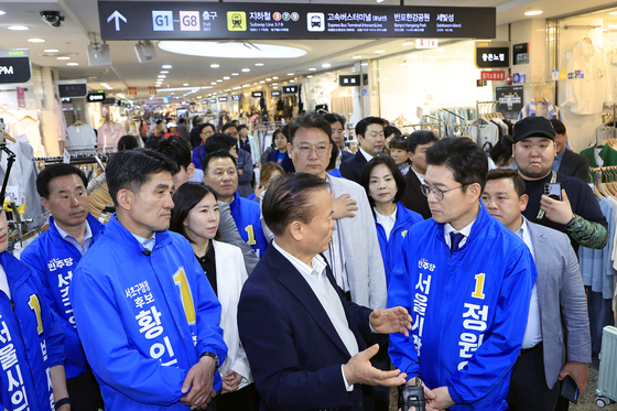 고속터미널 지하상가 상황 듣는 정원오 후보