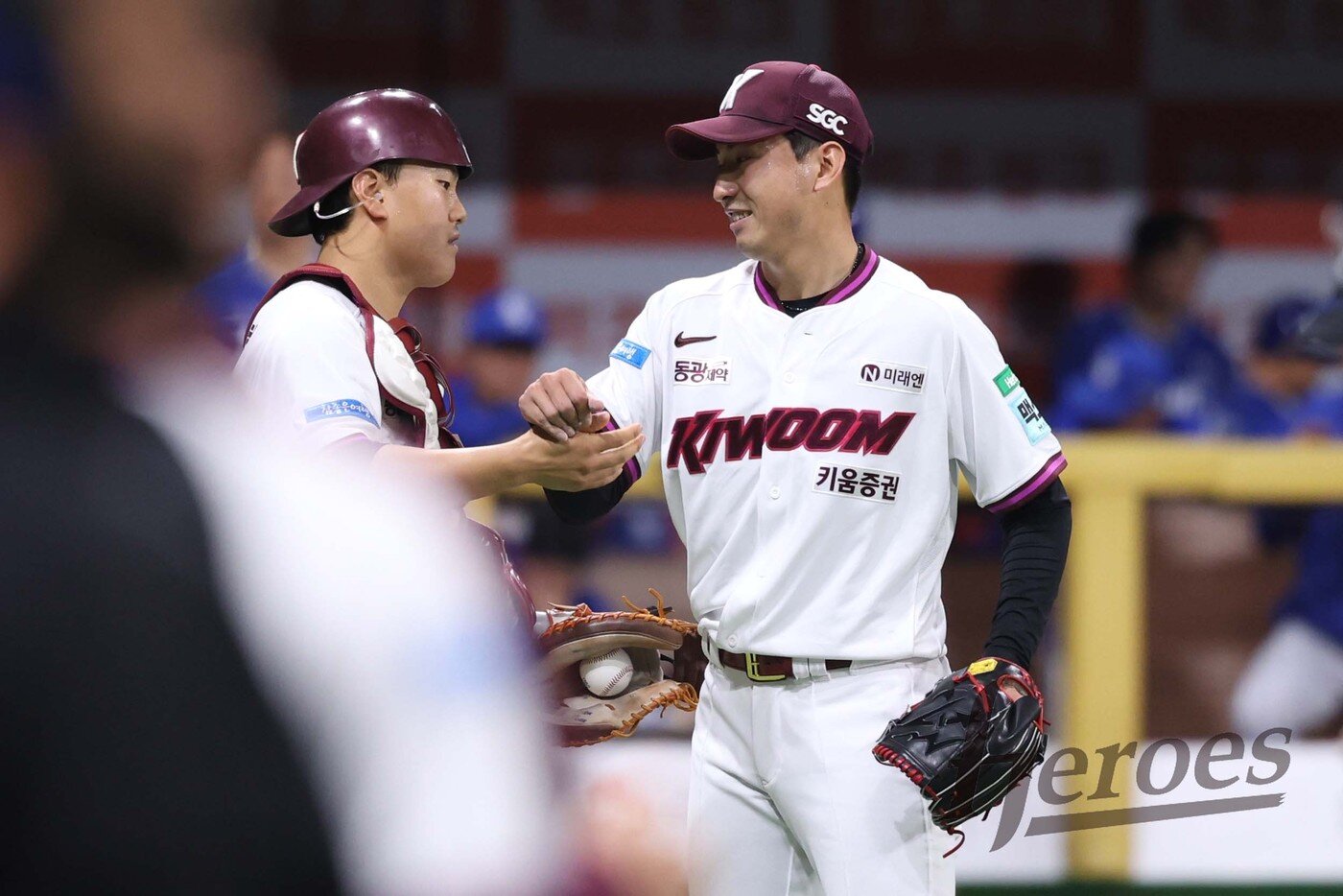 본문 이미지 - 키움 히어로즈 뒷문을 책임지는 가나쿠보 유토(오른쪽). (키움 히어로즈 제공)