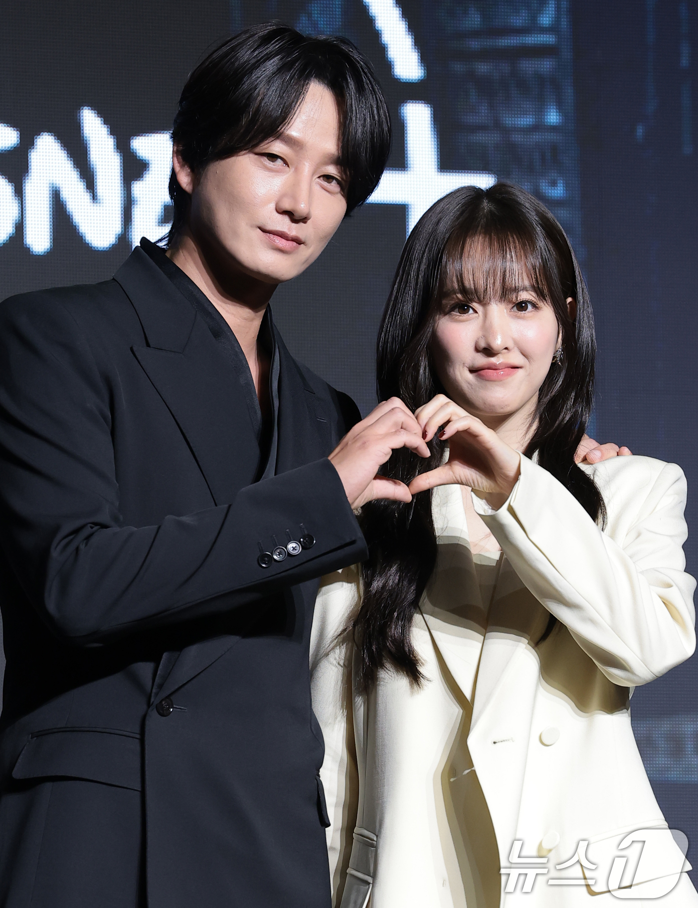 (서울=뉴스1) 권현진 기자 = 배우 이현욱과 박보영(오른쪽)이 27일 오전 서울 영등포구 콘래드 서울 호텔에서 디즈니+ 오리지널 시리즈 ‘골드랜드’(극본 황조윤/연출 김성훈) 제 …