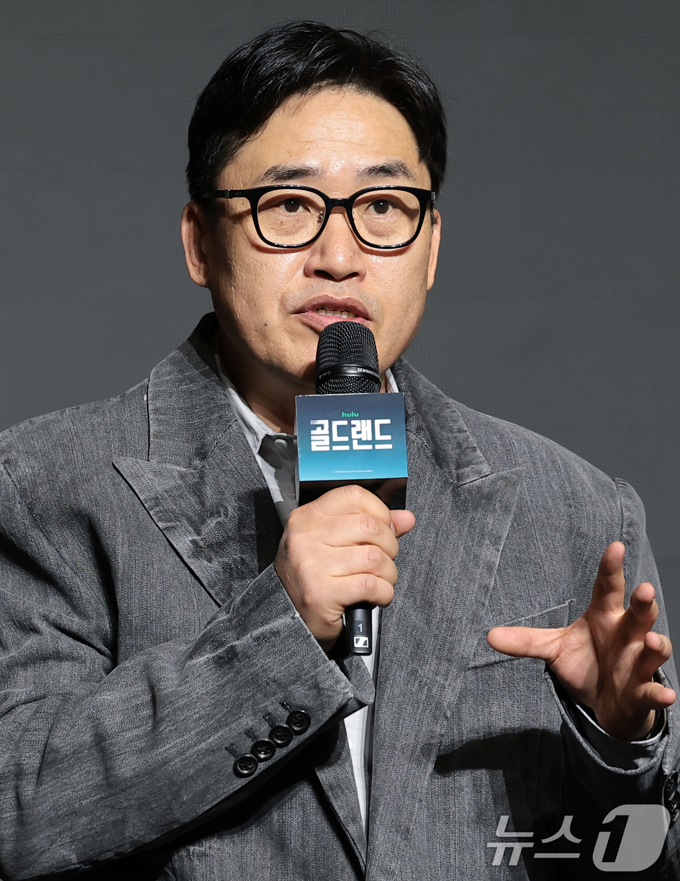 (서울=뉴스1) 권현진 기자 = 김성훈 감독이 27일 오전 서울 영등포구 콘래드 서울 호텔에서 디즈니+ 오리지널 시리즈 ‘골드랜드’(극본 황조윤) 제작발표회에서 취재진 질문에 답하 …