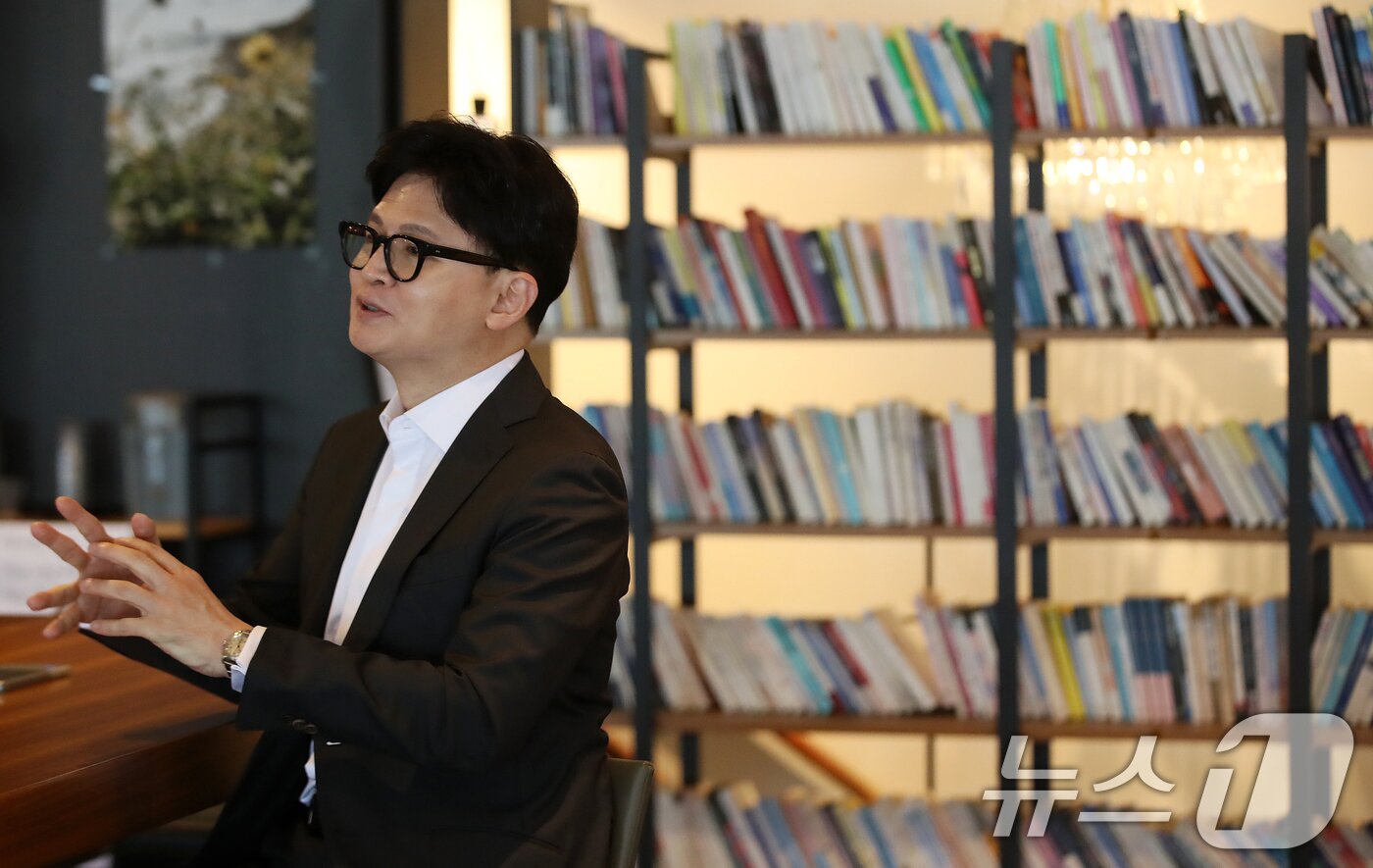 본문 이미지 - 한동훈 전 국민의힘 대표가 27일 부산 북구의 한 카페에서 뉴스1과 인터뷰를 하고 있다. ⓒ 뉴스1 윤일지 기자