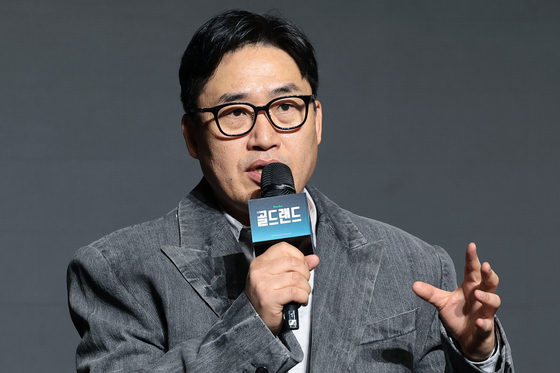 취재진 질문에 답하는 김성훈 감독