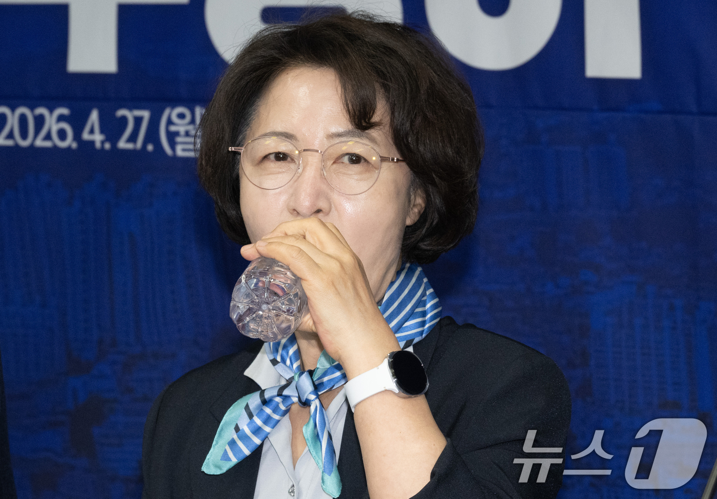 (안성=뉴스1) 김영운 기자 = 추미애 더불어민주당 경기도지사 후보가 27일 오전 경기 안성시 김보라 경기 안성시장 후보 선거사무소에서 열린 현장 최고위원회의에서 물을 마시고 있다 …