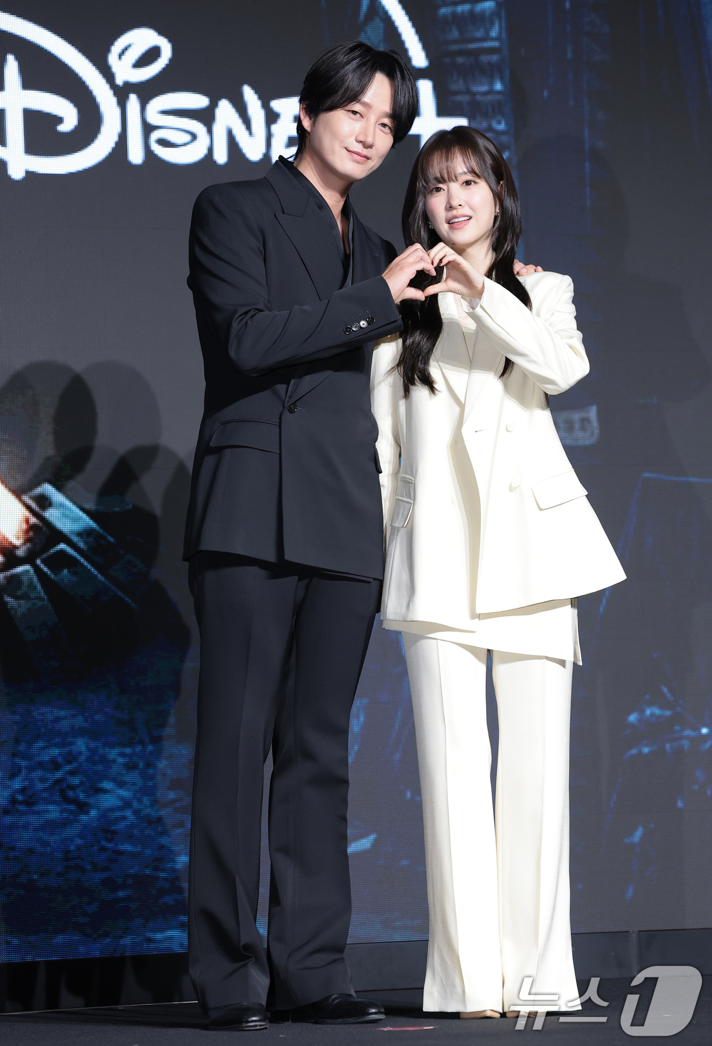 (서울=뉴스1) 권현진 기자 = 배우 이현욱과 박보영(오른쪽)이 27일 오전 서울 영등포구 콘래드 서울 호텔에서 디즈니+ 오리지널 시리즈 ‘골드랜드’(극본 황조윤/연출 김성훈) 제 …