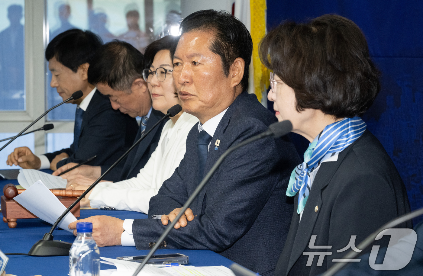 (안성=뉴스1) 김영운 기자 = 정청래 더불어민주당 대표가 27일 오전 경기 안성시 김보라 경기 안성시장 후보 선거사무소에서 열린 현장 최고위원회의에서 모두발언을 하고 있다. (공 …