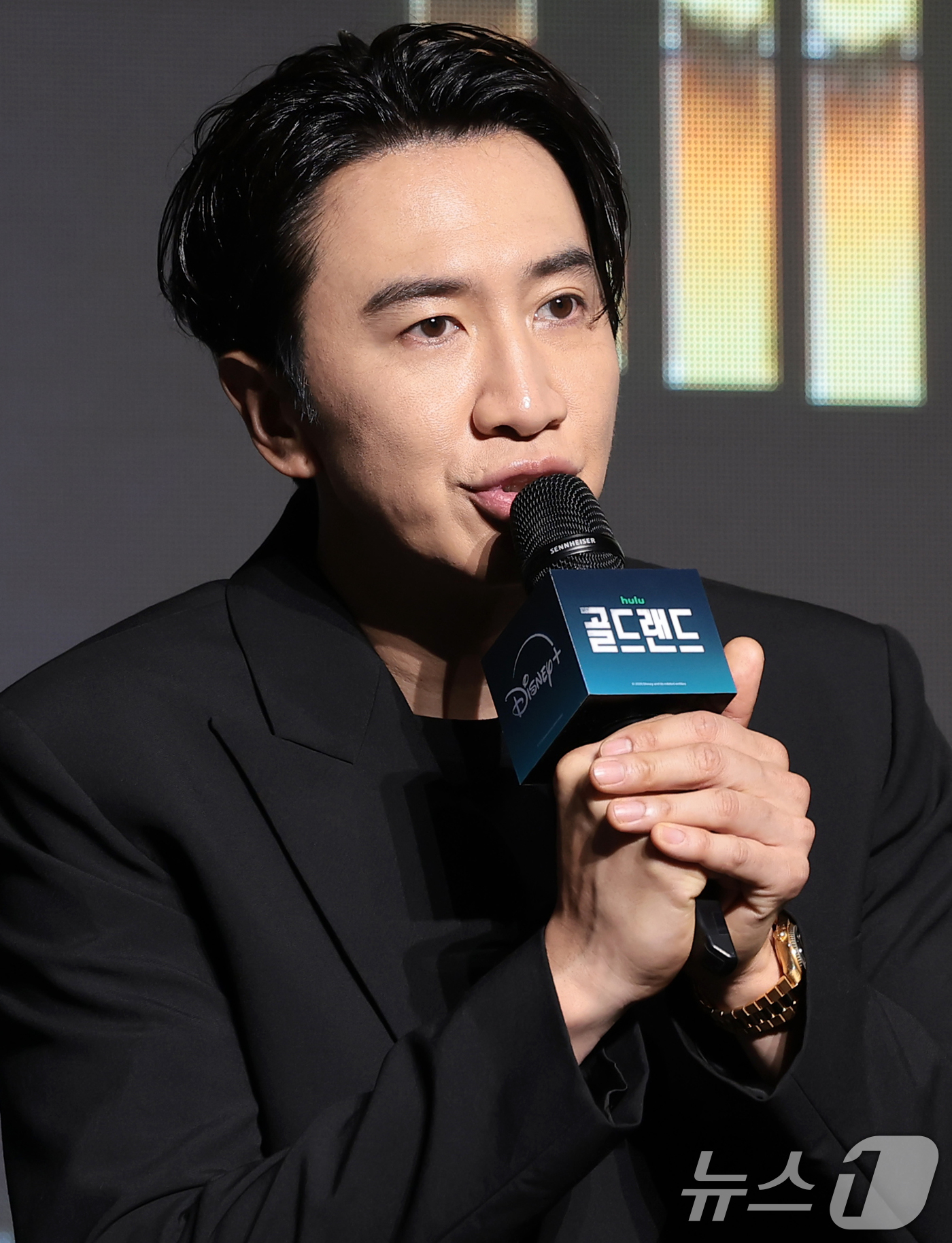 (서울=뉴스1) 권현진 기자 = 배우 이광수가 27일 오전 서울 영등포구 콘래드 서울 호텔에서 디즈니+ 오리지널 시리즈 ‘골드랜드’(극본 황조윤/연출 김성훈) 제작발표회에서 인사말 …