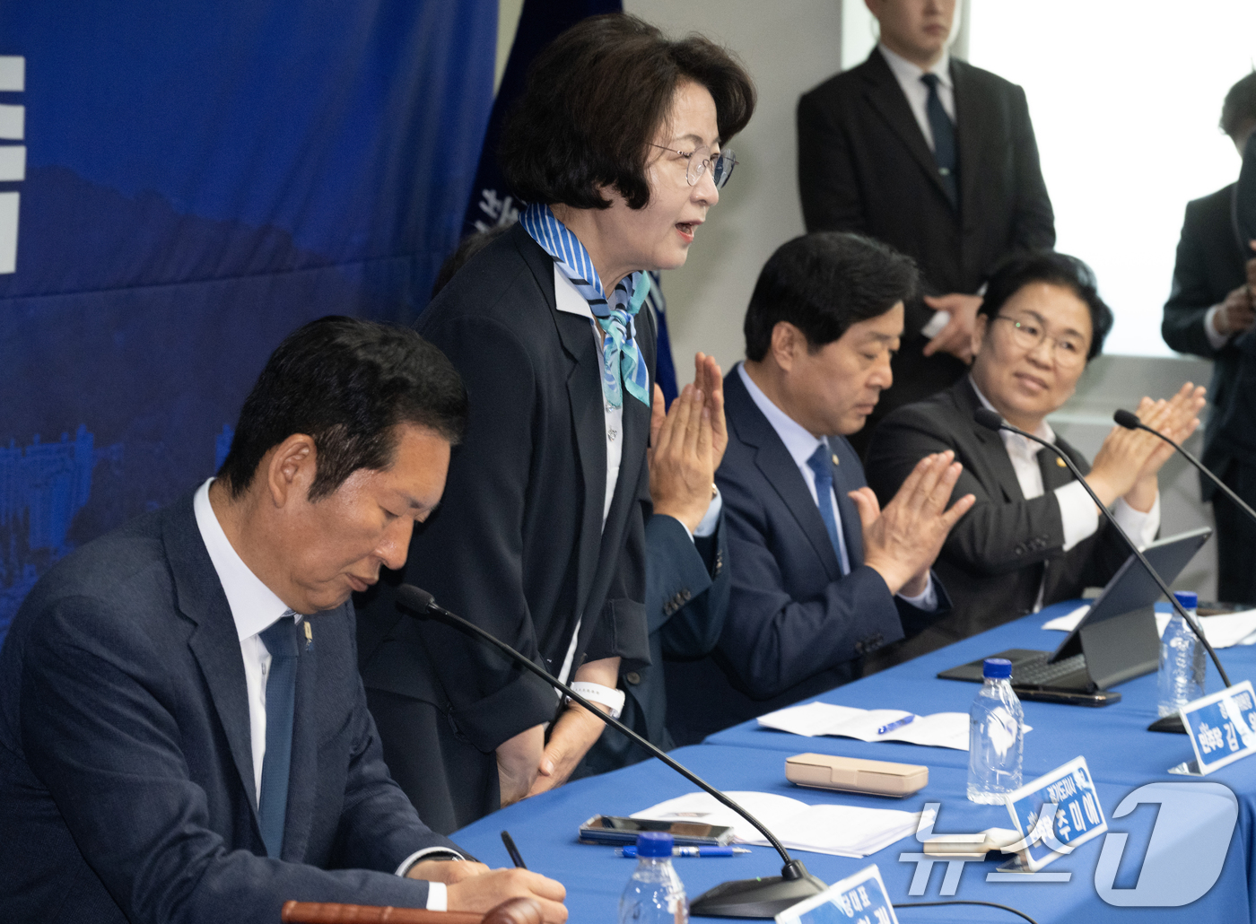 (안성=뉴스1) 김영운 기자 = 추미애 더불어민주당 경기도지사 후보가 27일 오전 경기 안성시 김보라 경기 안성시장 후보 선거사무소에서 열린 현장 최고위원회의에서 인사를 하고 있다 …