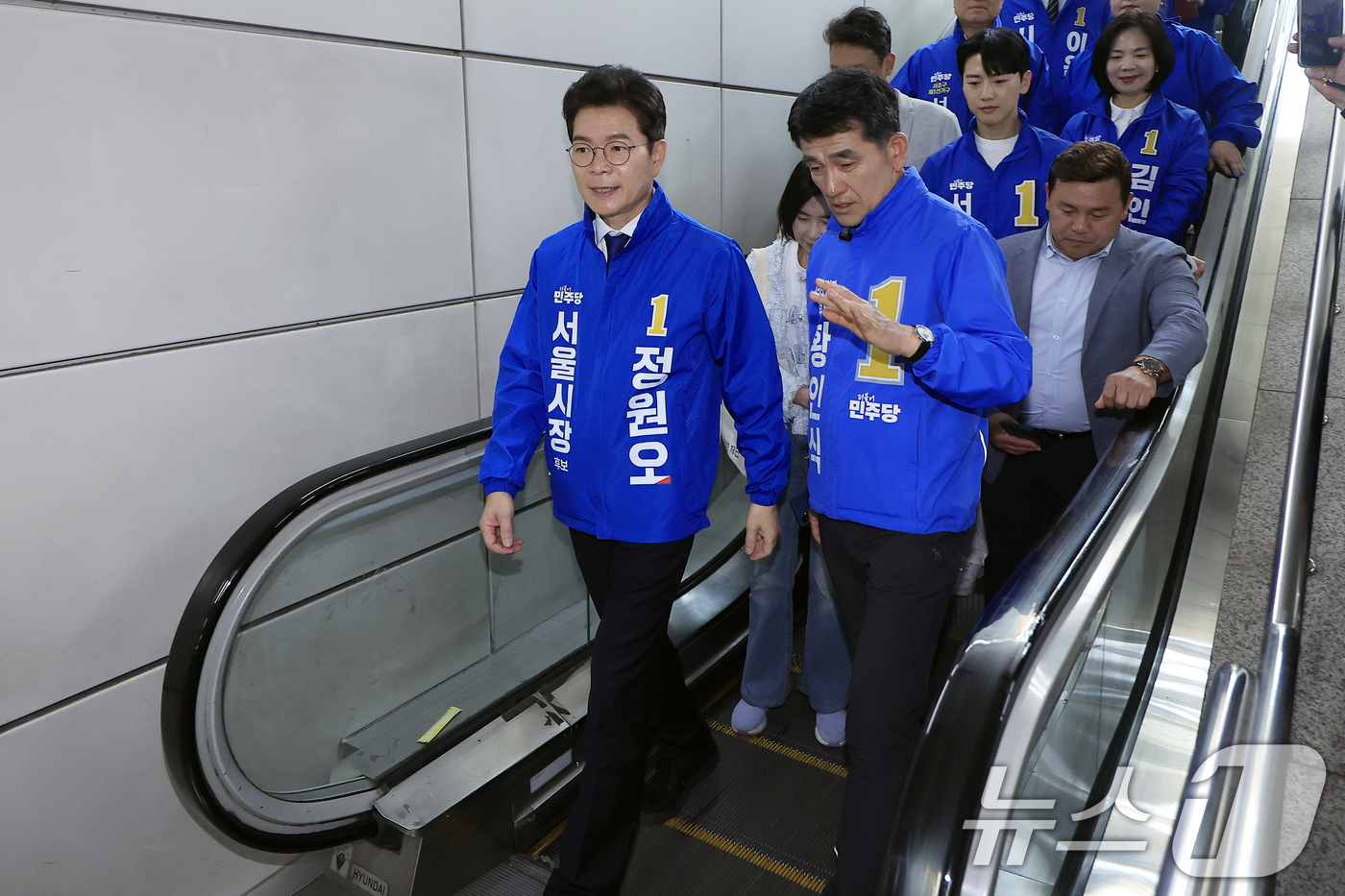 (서울=뉴스1) 박정호 기자 = 정원오 더불어민주당 서울시장 후보가 27일 오전 서울시 서초구 신반포로 서울고속버스터미널 지하상가에서 열린 '서초 하나씩 착착!'에서 황인식 서초구 …