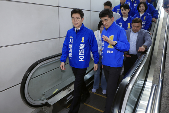 고속버스터미널 지하상가 향하는 정원오 후보