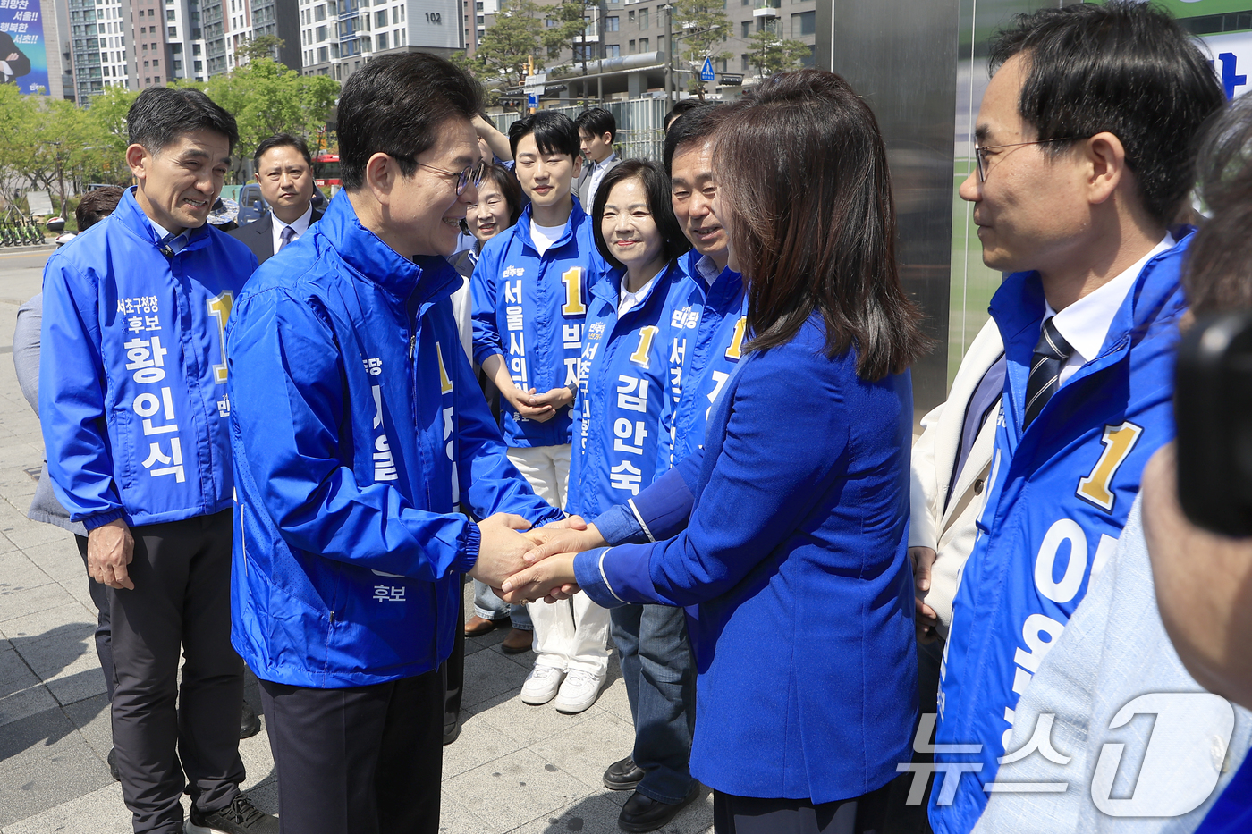 (서울=뉴스1) 박정호 기자 = 정원오 더불어민주당 서울시장 후보가 27일 오전 서울시 서초구 신반포로 서울고속버스터미널 지하상가에서 열린 '서초 하나씩 착착!'에서 황인식 서초구 …