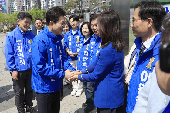 서초구 후보 등과 인사 나누는 정원오 후보
