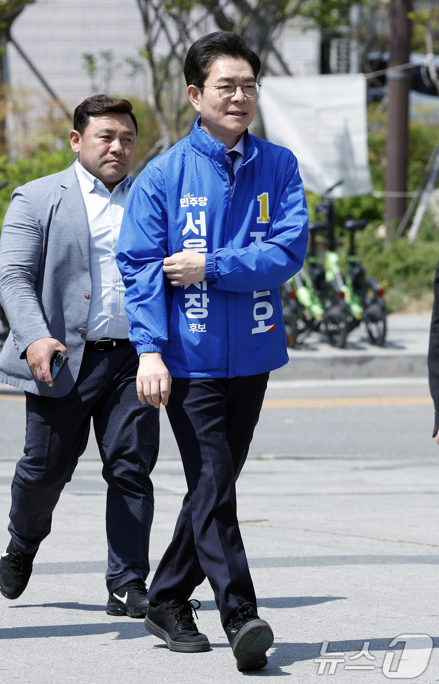 (서울=뉴스1) 박정호 기자 = 정원오 더불어민주당 서울시장 후보가 27일 오전 서울시 서초구 신반포로 서울고속버스터미널 지하상가에서 열린 '서초 하나씩 착착!'에 참석하고 있다. …