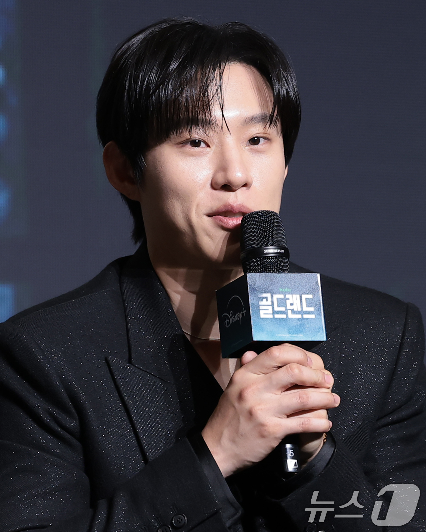 (서울=뉴스1) 권현진 기자 = 배우 이광수가 27일 오전 서울 영등포구 콘래드 서울 호텔에서 디즈니+ 오리지널 시리즈 ‘골드랜드’(극본 황조윤/연출 김성훈) 제작발표회에서 인사말 …