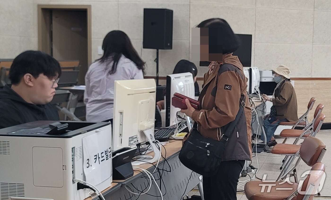 본문 이미지 - 충북 청주시 상당구 용암1동 행정복지센터 고유가 피해지원금 지급 신청 모습.2026.4.27./뉴스1