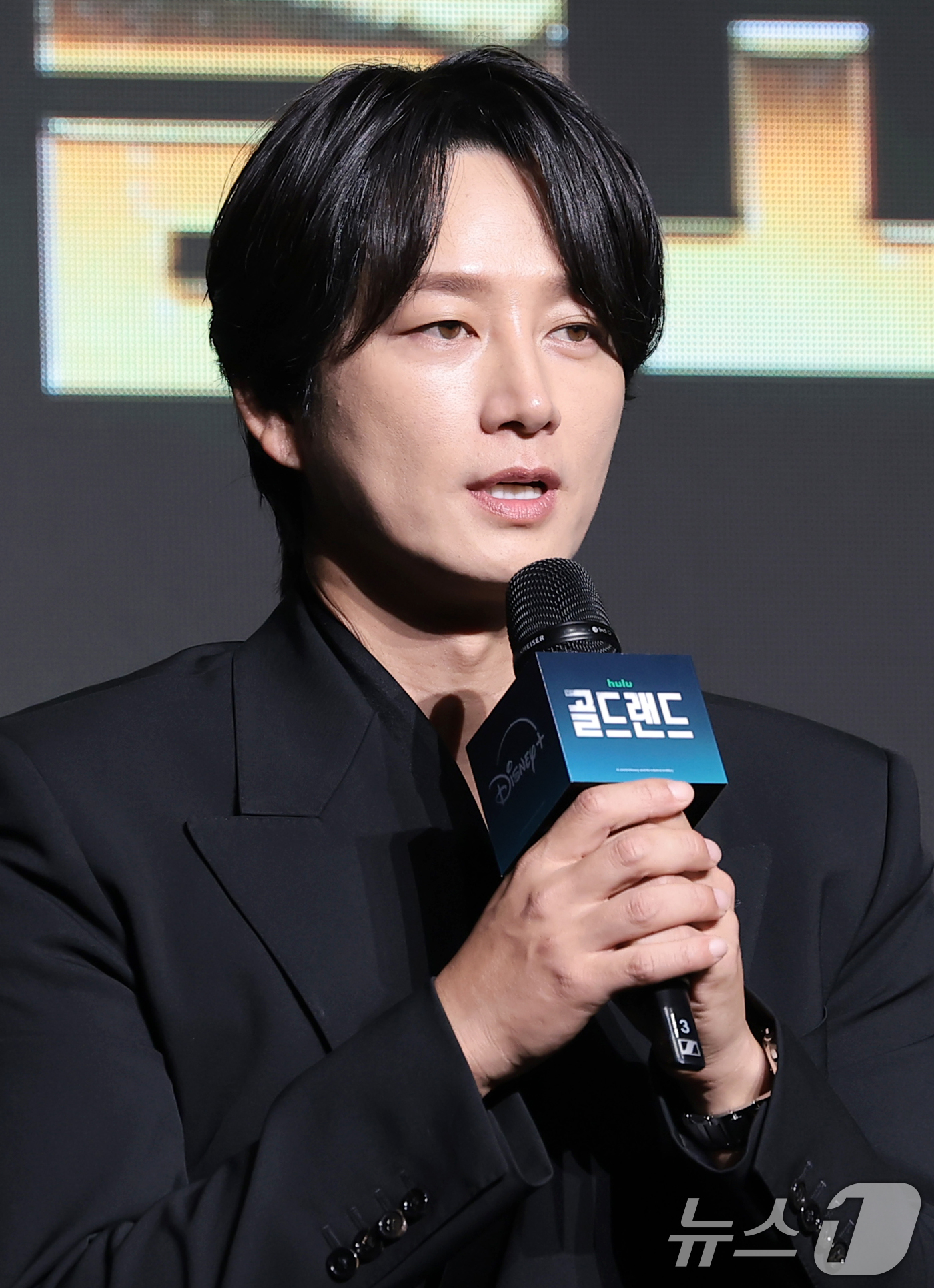 (서울=뉴스1) 권현진 기자 = 배우 이현욱이 27일 오전 서울 영등포구 콘래드 서울 호텔에서 디즈니+ 오리지널 시리즈 ‘골드랜드’(극본 황조윤/연출 김성훈) 제작발표회에서 인사말 …