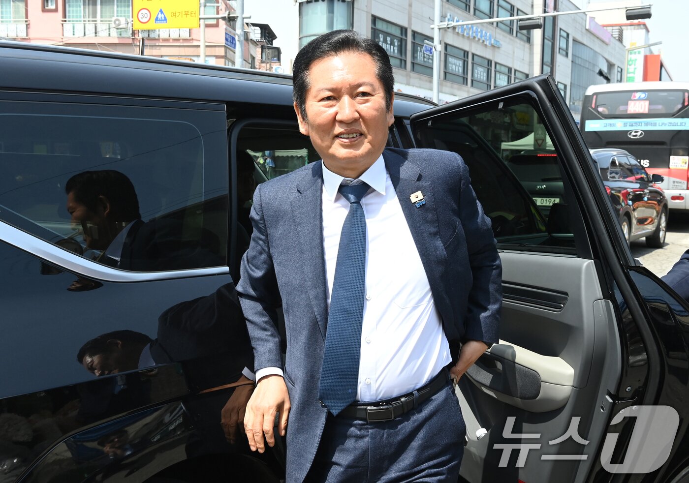 본문 이미지 - 정청래 더불어민주당 대표가 27일 경기 안성시 중앙시장을 찾아 차량에서 내리고 있다. (공동취재) 2026.4.27/뉴스1 ⓒ 뉴스1 김영운 기자