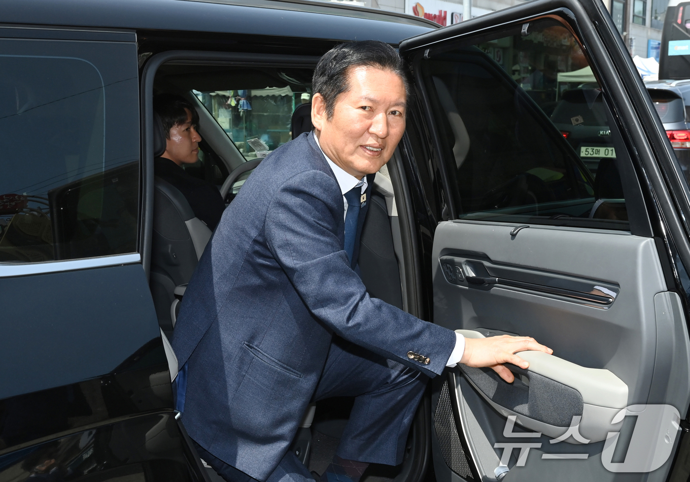 (안성=뉴스1) 김영운 기자 = 정청래 더불어민주당 대표가 27일 경기 안성시 중앙시장을 찾아 차량에서 내리고 있다. (공동취재) 2026.4.27/뉴스1