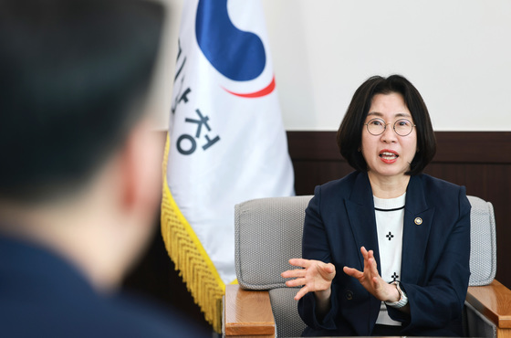 기상청 낸 적 없는 폭염·장마정보 유튜브에?…기상청장 "가짜뉴스 철퇴"