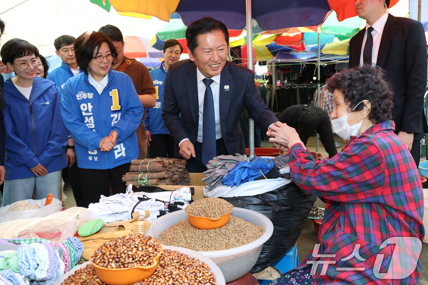 (안성=뉴스1) 김영운 기자 = 정청래 더불어민주당 대표가 27일 오전 경기 안성중앙시장 민생현장 방문에서 시장 상인들과 인사를 나누고 있다. 2026.4.27/뉴스1