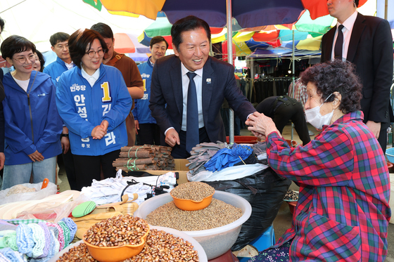안성 중앙시장 상인들과 인사 나누는 정청래 대표