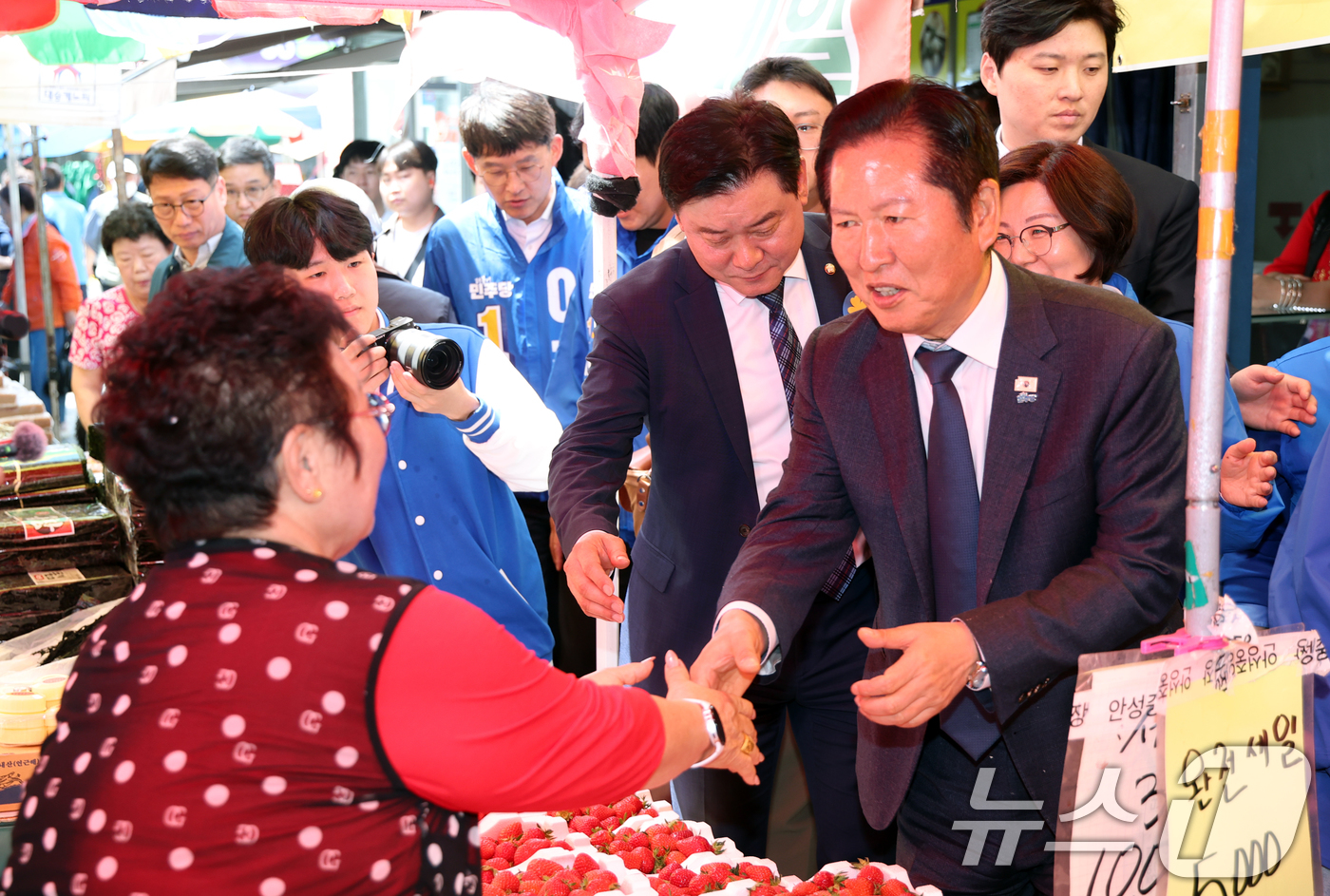 (안성=뉴스1) 김영운 기자 = 정청래 더불어민주당 대표가 27일 오전 경기 안성중앙시장 민생현장 방문에서 시장 상인들과 인사를 나누고 있다. 2026.4.27/뉴스1