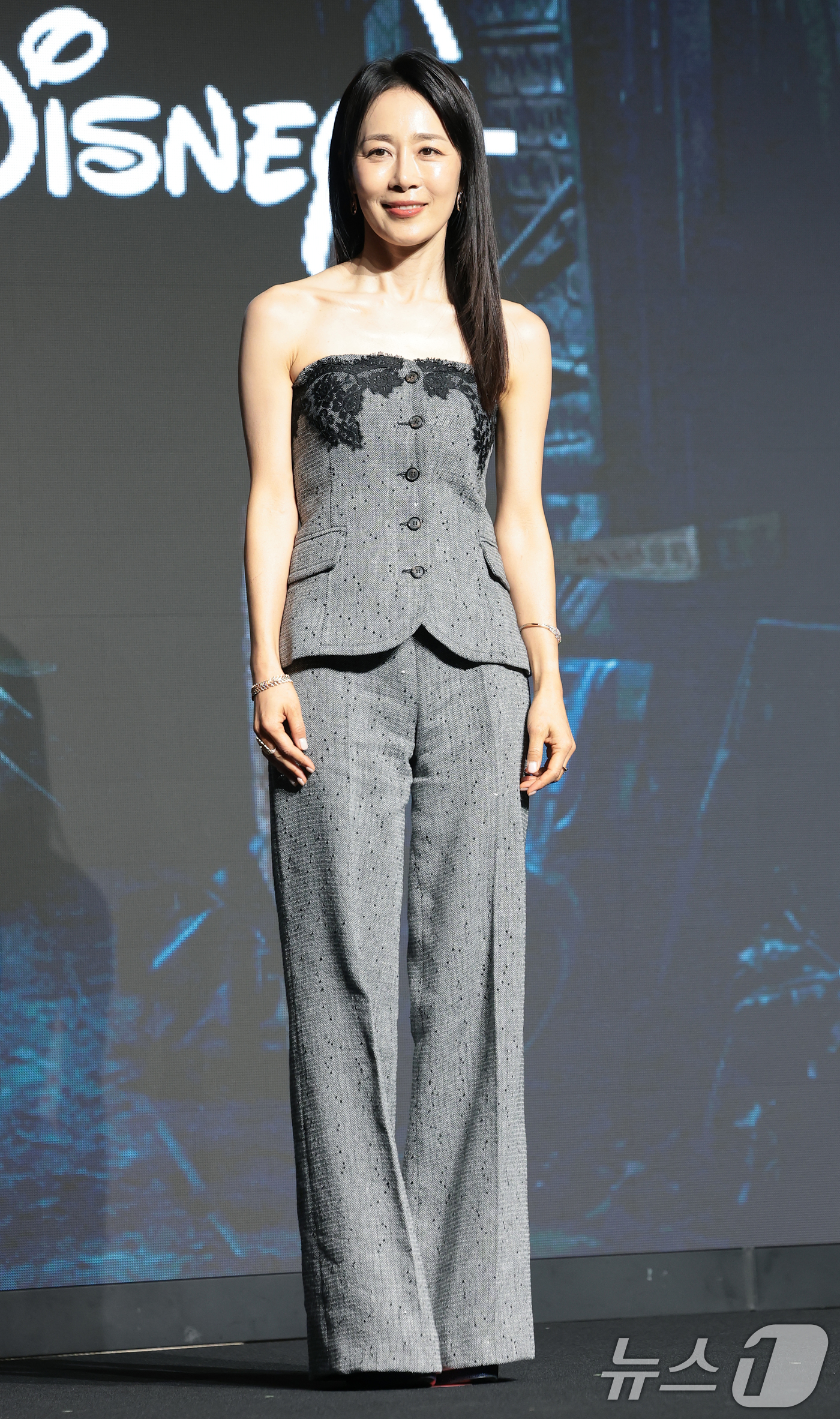 (서울=뉴스1) 권현진 기자 = 배우 문정희가 27일 오전 서울 영등포구 콘래드 서울 호텔에서 디즈니+ 오리지널 시리즈 ‘골드랜드’(극본 황조윤/연출 김성훈) 제작발표회에서 포즈를 …