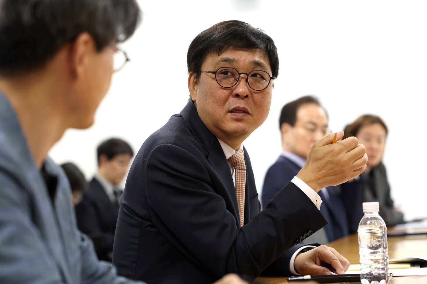 본문 이미지 - 최휘영 장관은 추경과 관련해 "청년 문화예술패스를 통해 8월부터 도서 구매를 지원하고, 2027년 예산에는 독서활동 촉진 예산을 다시 반영할 수 있도록 준비하겠다"고 말했다.