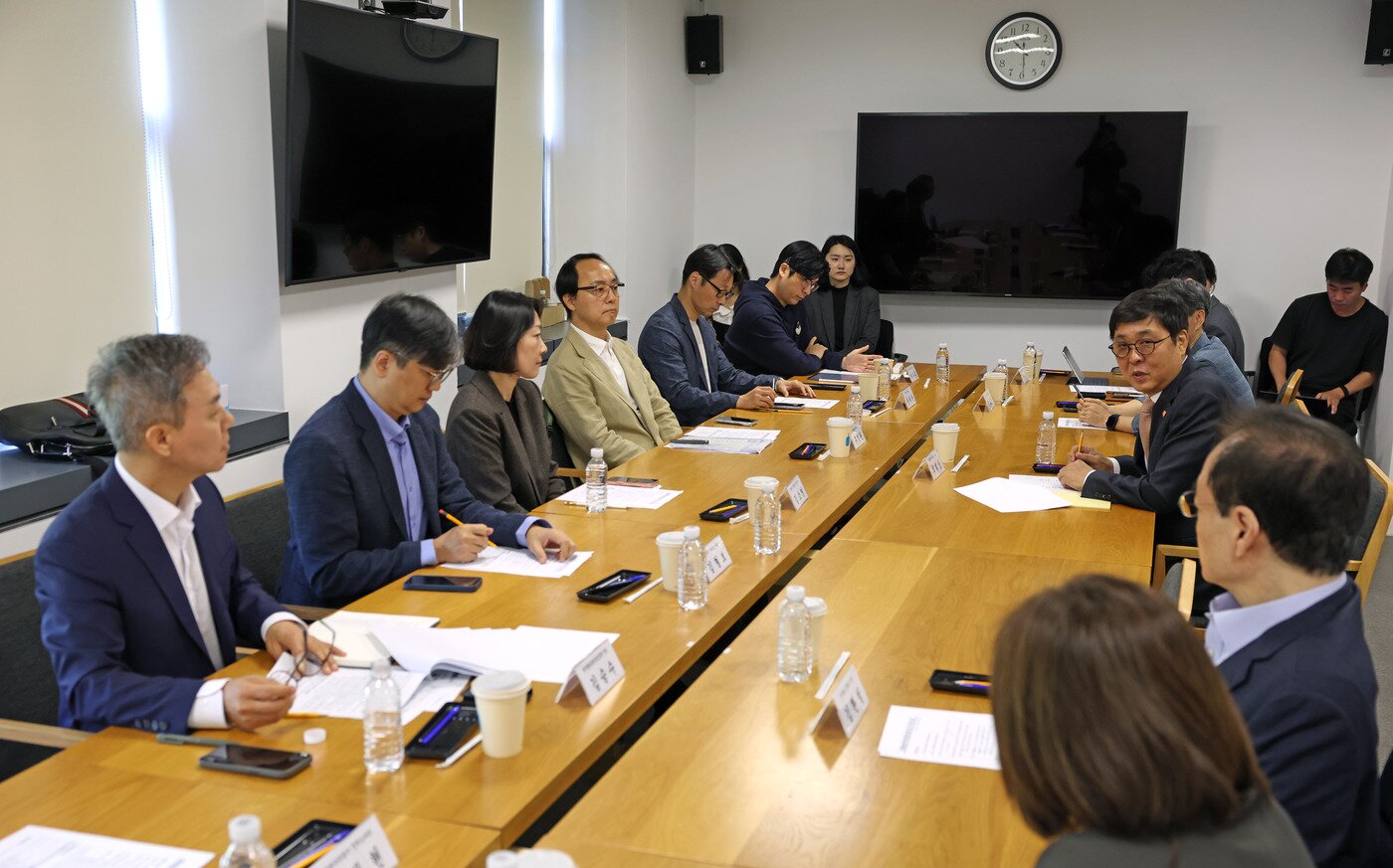 본문 이미지 - 이대건 전국동네책방네트워크 회장은 심야책방 사업이 지역 서점 생태계에 실제 활기를 불어넣고 있다고 말했다.