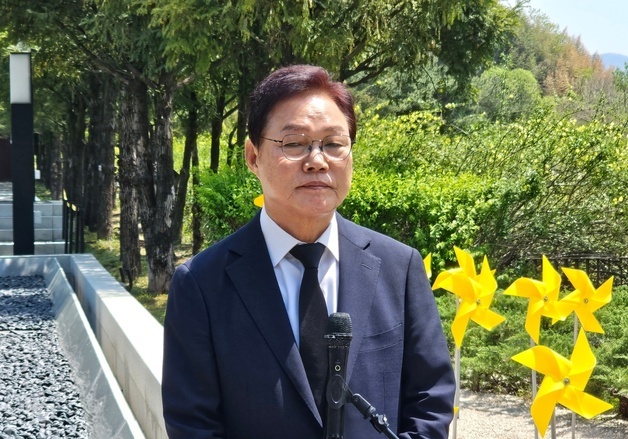 박완수 경남지사, 盧 묘역 참배…"정부·여당 국민통합 노력 안 보여"