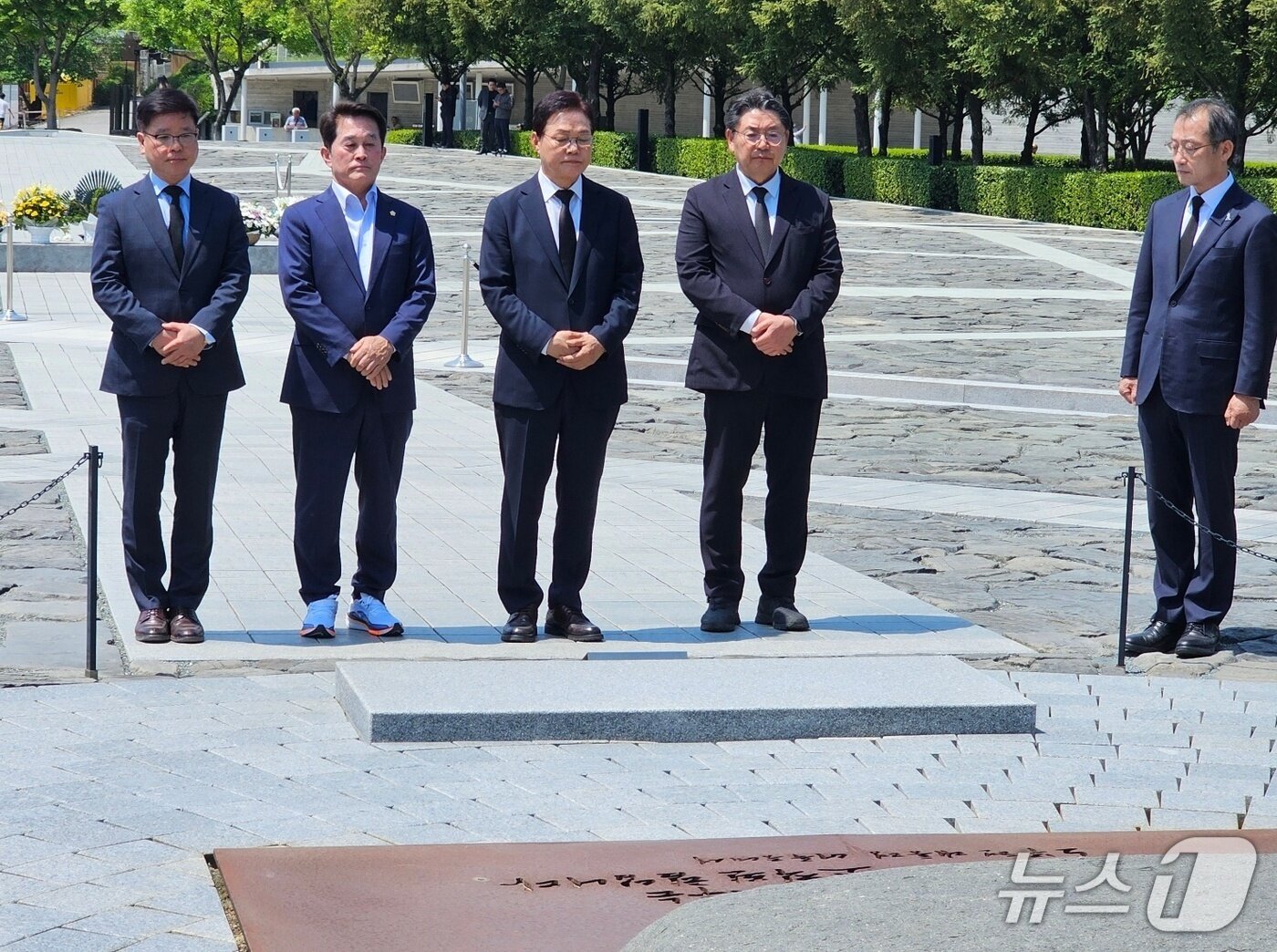 본문 이미지 - 박완수 경남지사(왼쪽 세번째)가 홍태용 김해시장(오른쪽 끝)과 27일 노무현 대통령 묘역에 참배하고 있다. 2026.4.27 ⓒ 뉴스1 박민석 기자