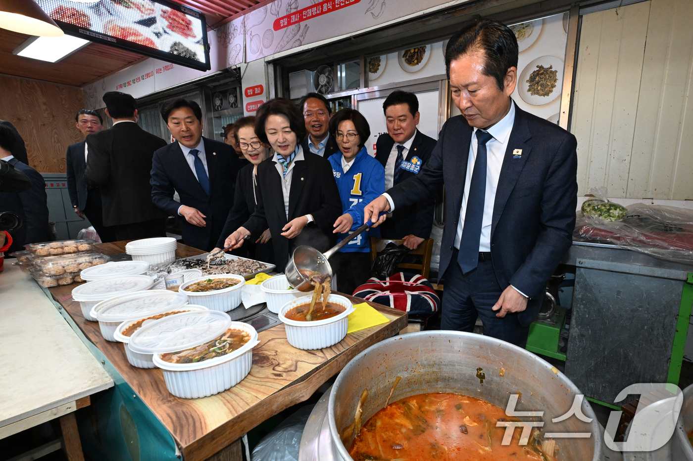 (안성=뉴스1) 김영운 기자 = 정청래 더불어민주당 대표가 27일 경기 안성시 중앙시장을 방문해 국밥을 포장하고 있다. (공동취재) 2026.4.27/뉴스1