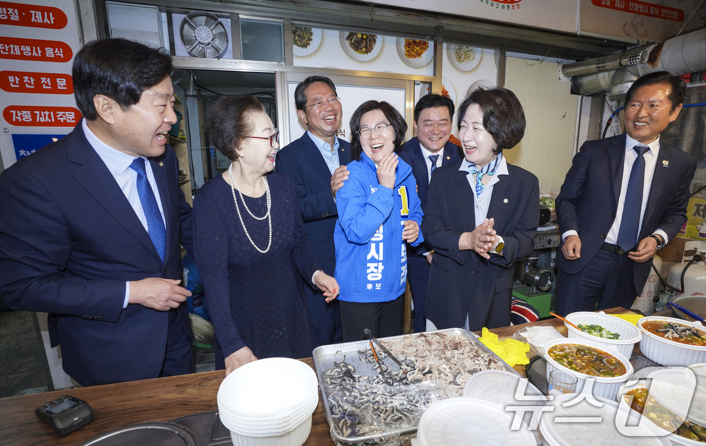 (안성=뉴스1) 김영운 기자 = 정청래 더불어민주당 대표와 추미애 경기도지사 후보, 김보라 안성시장 후보가  27일 경기도 안성시 서인동 중앙시장을 방문해 포장한 국밥을 포장하고 …