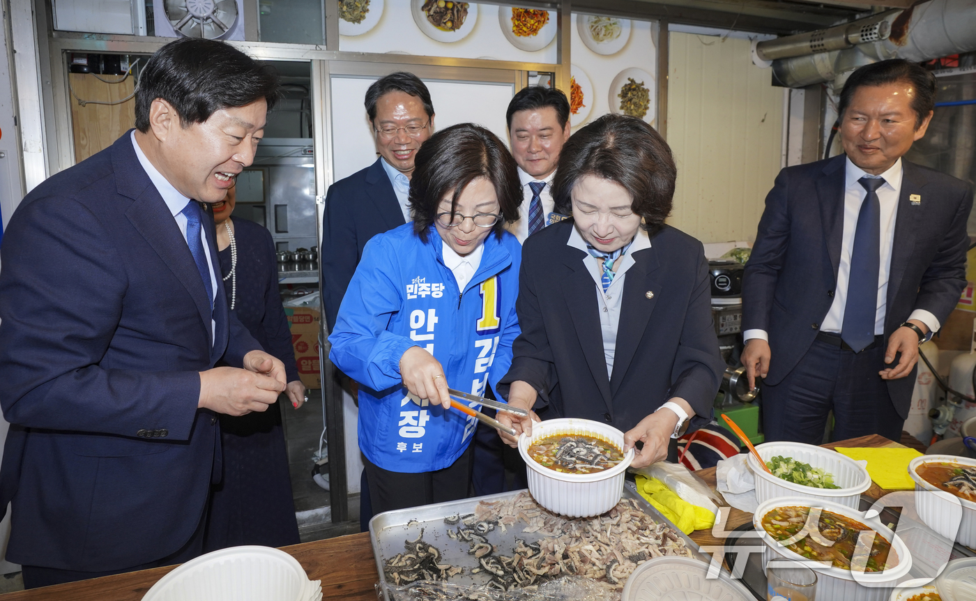 (안성=뉴스1) 김영운 기자 = 정청래 더불어민주당 대표와 추미애 경기도지사 후보, 김보라 안성시장 후보가  27일 경기도 안성시 서인동 중앙시장을 방문해 포장한 국밥을 포장하고 …