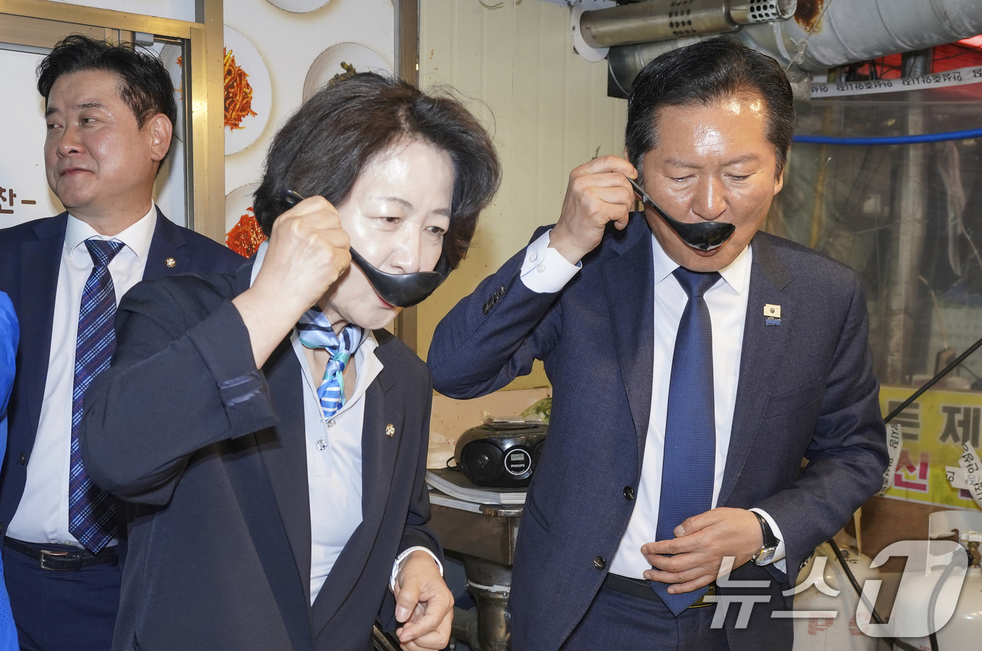 (안성=뉴스1) 김영운 기자 = 정청래 더불어민주당 대표와 추미애 경기도지사 후보가 27일 경기도 안성시 서인동 중앙시장을 방문해 국밥을 먹고 있다. (공동취재) 2026.4.27 …